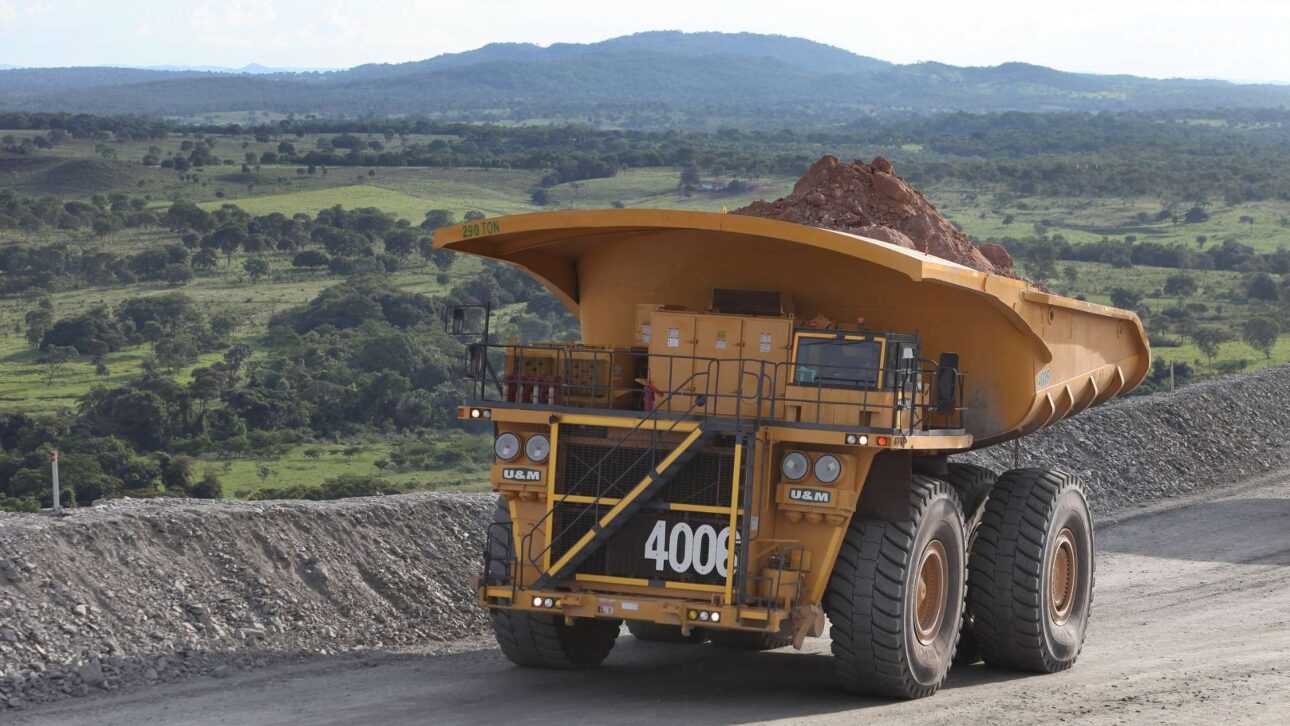 Mineração brasileira faturou R$ 270,8 bilhões em 2024 e exportou US$ 43,4 bilhões, mas repassou apenas R$ 7,5 bilhões em royalties a estados e municípios.