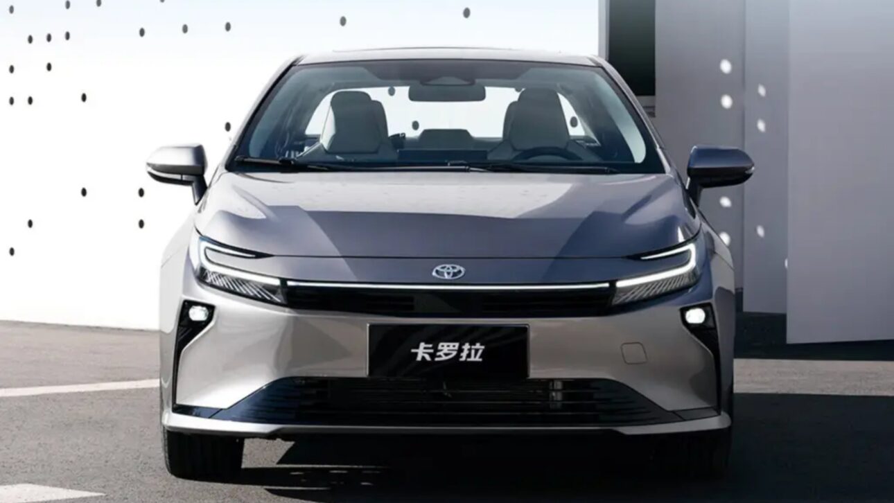 Toyota Corolla 2026 estreia na China com novo visual, híbrido de 137 cv, consumo de até 24,2 km/l, mais espaço interno e preços agressivos.