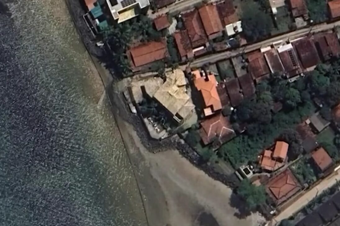 mar engole pedaço de ilha perto de Salvador em Cacha Pregos, em Vera Cruz; obra de contenção tenta conter a erosão costeira e salvar a orla após anos de avanço.