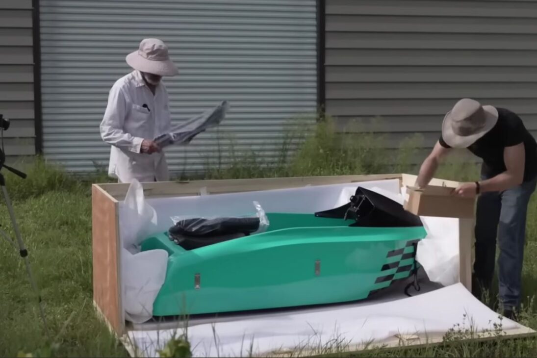 mini barco a jato elétrico da China transforma lago privado em pista, rivaliza com jet ski, usa bateria de 5 kWh e mostra o potencial do barco a jato elétrico.