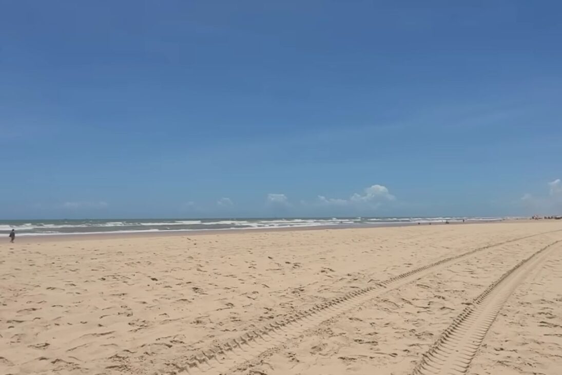Vídeo mostra como o mar recuou em Aracaju, ampliou a faixa de areia na praia de Atalaia e expôs o papel do Rio Sergipe e das pedras no Rio Sergipe.