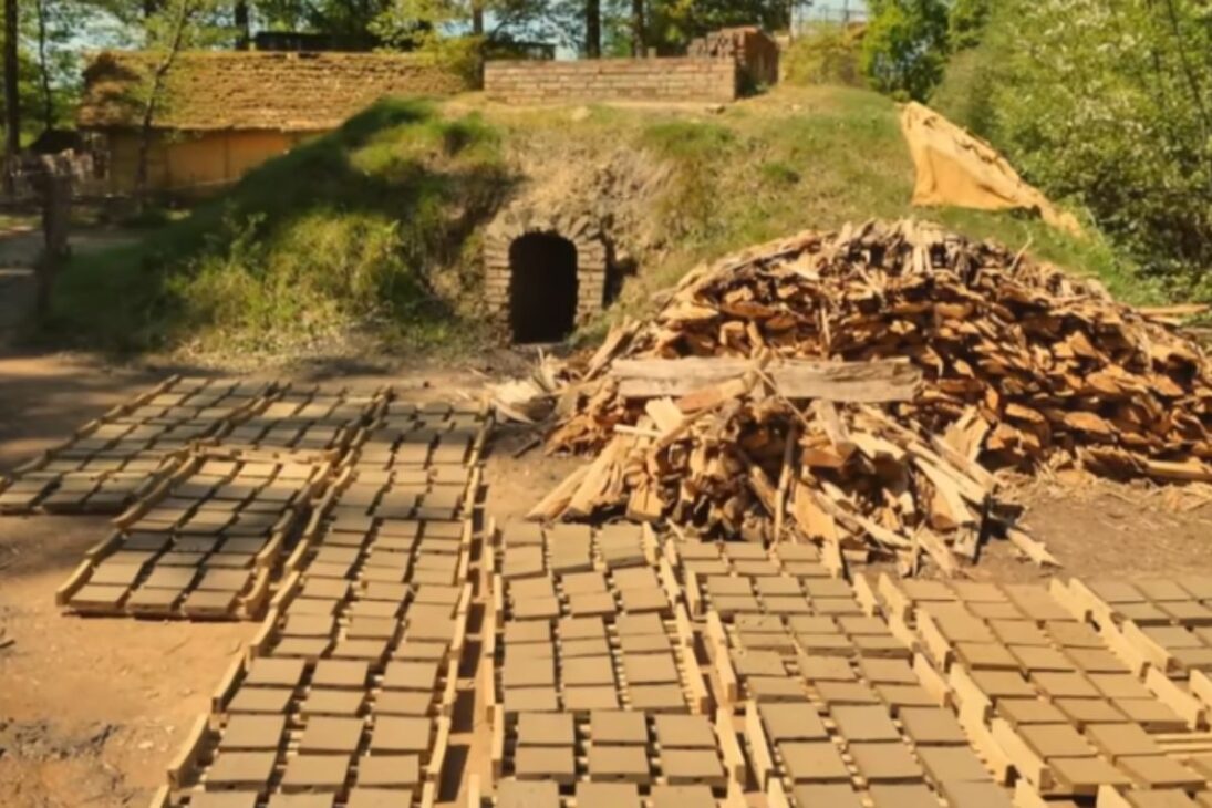 Castelo medieval é construído no castelo Guédelon; castelo medieval na França em projeto de arqueologia experimental e construção de castelo medieval.