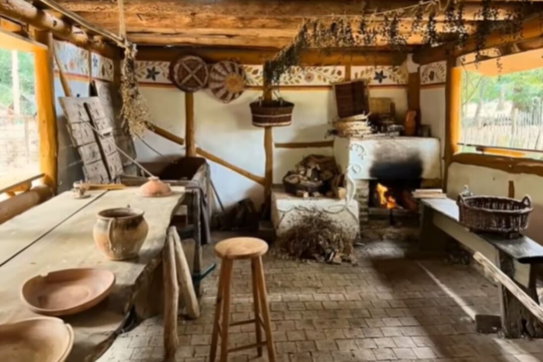 Castelo medieval é construído no castelo Guédelon; castelo medieval na França em projeto de arqueologia experimental e construção de castelo medieval.