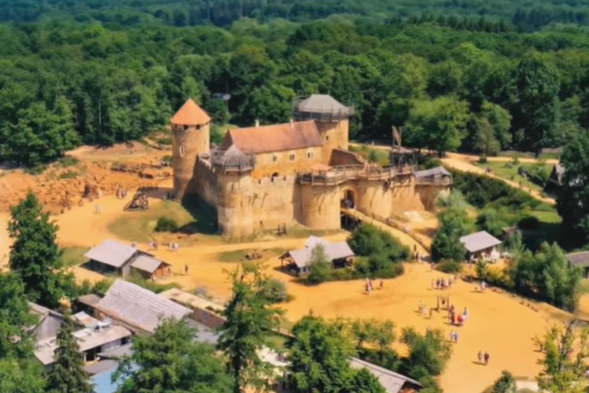 Na França, castelo medieval é construído hoje como em 1228, sem máquinas, só técnicas da Idade Média, vira laboratório vivo, atrai 300 mil visitantes e revela como se erguia fortaleza