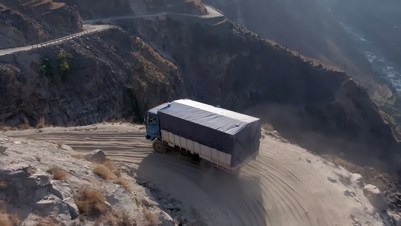 No Nepal extremo, estradas viram armadilhas mortais, mulas salvam vidas, vacinas cruzam abismos a 5.000 metros e um vilarejo isolado luta contra neve, desastres