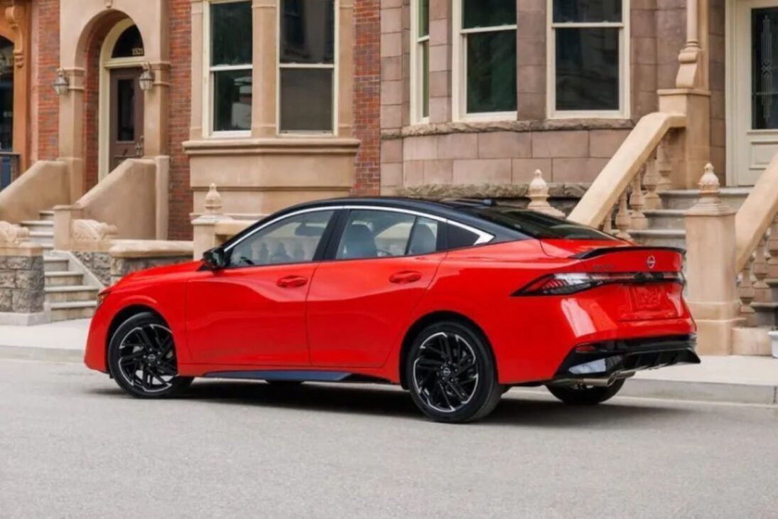 Novo Nissan Sentra 2027 chega ao Brasil como sedan médio sofisticado, enfrenta o Corolla, mantém motor 2.0 confiável e ganha painel digital e pacote completo de segurança.