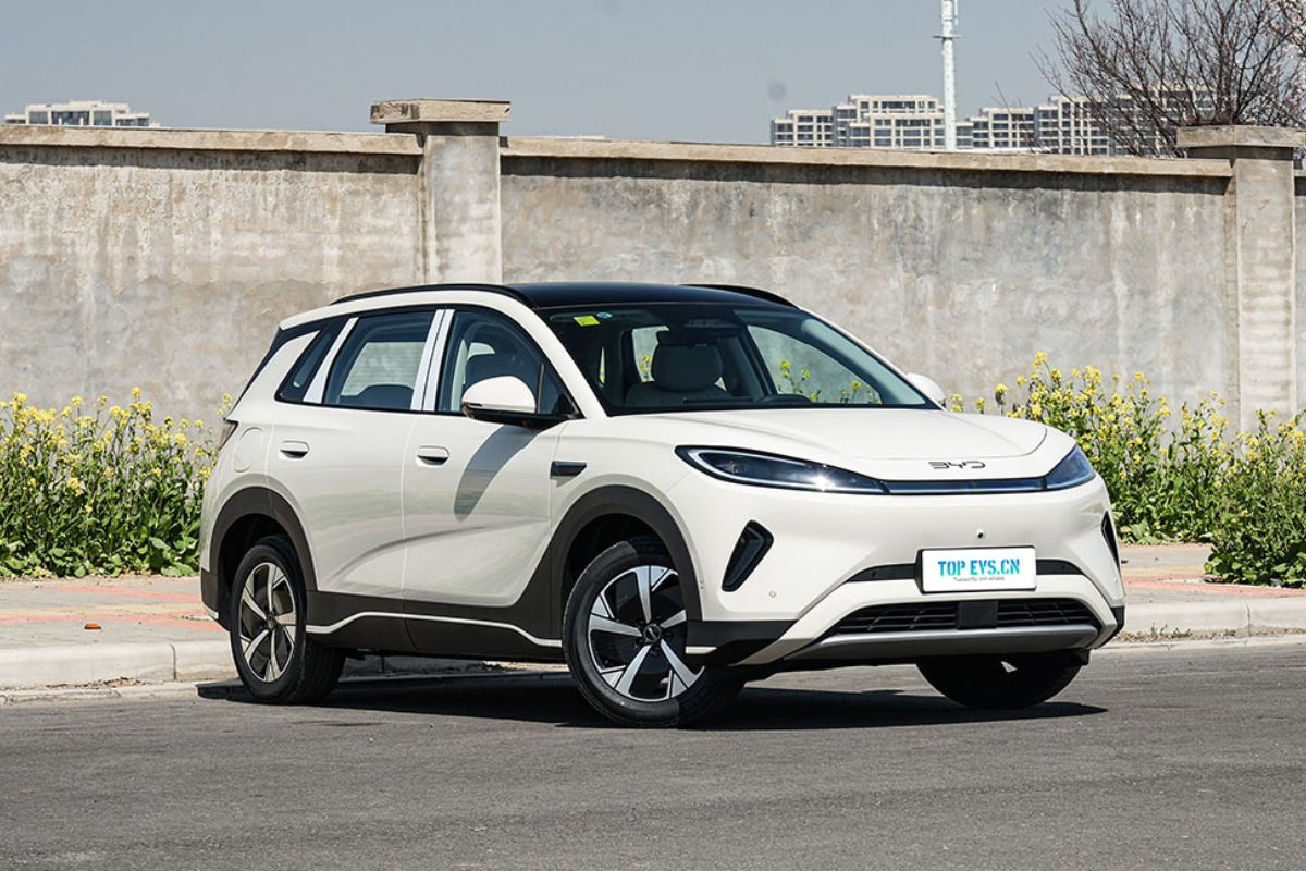 Descubra como o novo SUV elétrico BYD Sealion 05 EV combina autonomia elevada, manutenção mais simples e desempenho de SUV elétrico para disputar espaço no Brasil com modelos a combustão.