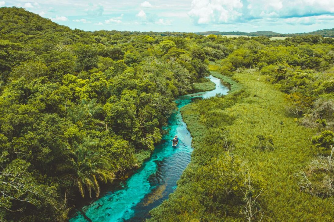 Bonito, considerado o lugar mais bonito do Brasil, se destaca pelo turismo sustentável em clima de cidade pequena, cercado de natureza e cada vez mais desejado para morar e trabalhar.

