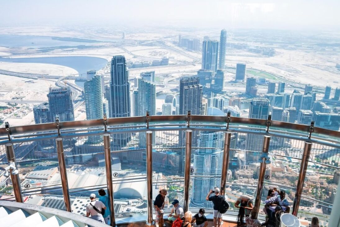 O prédio mais alto do mundo em Dubai combina fachada de vidro e soluções de engenharia contemporânea para simbolizar o avanço dos Emirados, unindo mirante, luxo e turismo global.