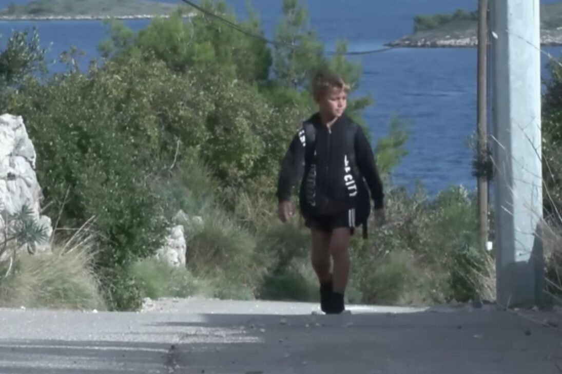 País reabre escola em ilha croata para único aluno de 7 anos e transforma a rotina à beira do mar em símbolo de resistência de uma família que se recusa a deixar o território.