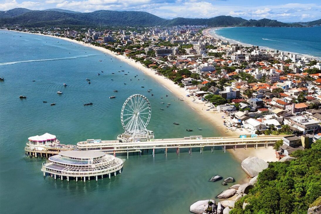Bombinhas, paraíso com 39 praias, cobra Taxa de Preservação Ambiental e pedágio ambiental para tentar controlar turismo de massa em Santa Catarina.
