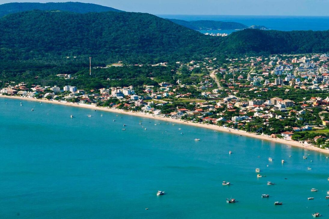Bombinhas, paraíso com 39 praias, cobra Taxa de Preservação Ambiental e pedágio ambiental para tentar controlar turismo de massa em Santa Catarina.