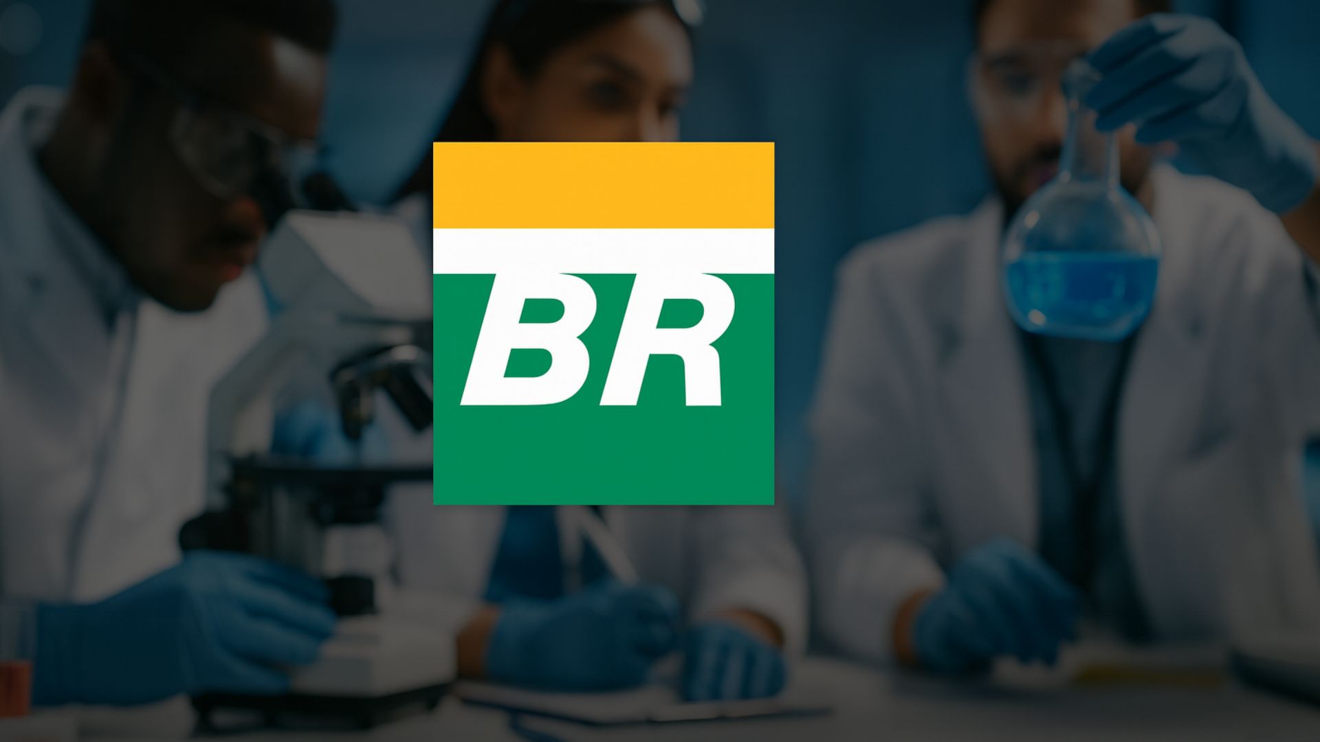 Pesquisadores em laboratório realizando análises científicas, com o logotipo da Petrobras em destaque sobre a cena desfocada.