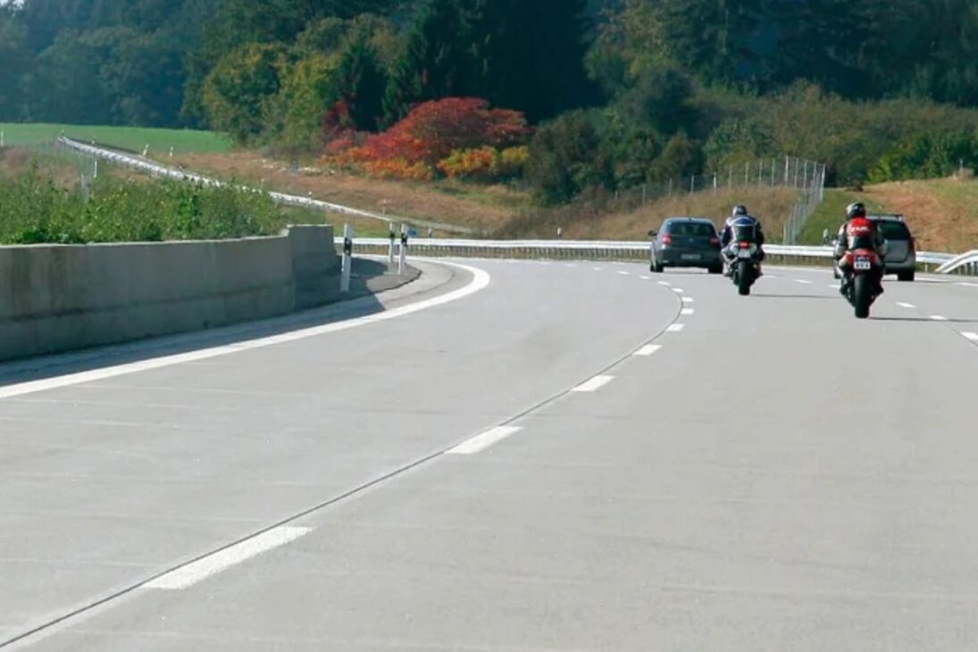 Entenda por que o pavimento de concreto supera o asfalto, domina rodovias nos Estados Unidos e ainda ajuda a combater ilhas de calor, reduzindo custos e impactos urbanos.