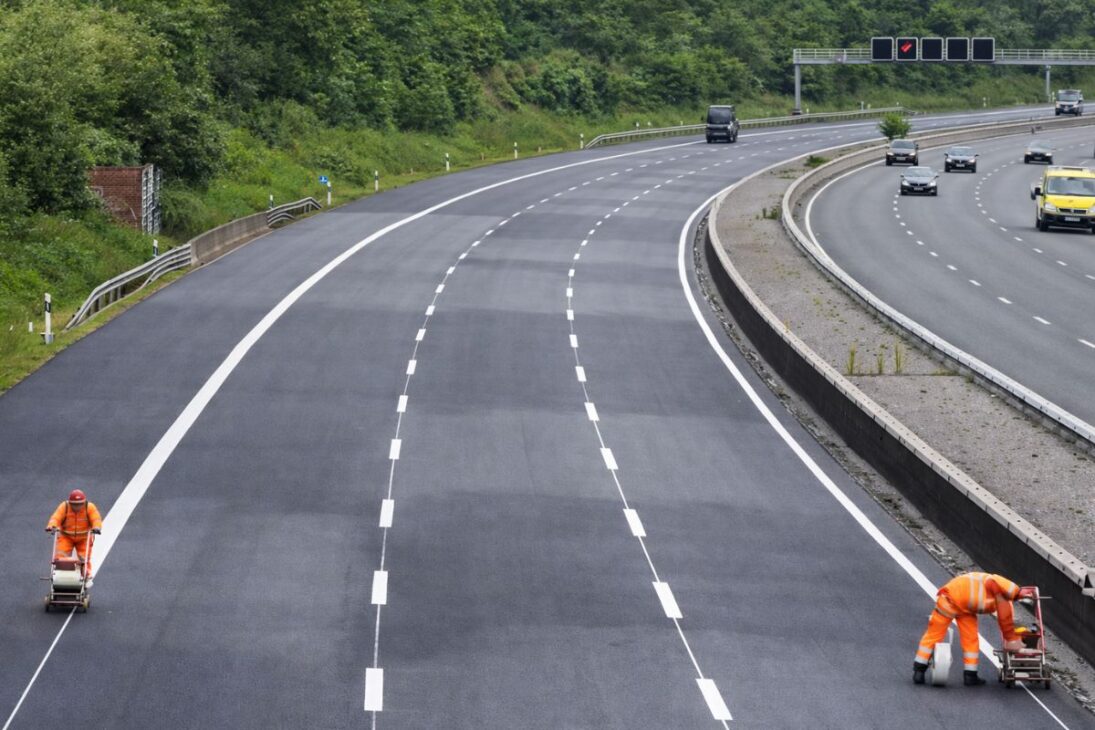 Na Autobahn sem limite de velocidade, engenharia extrema com concreto reforçado e asfalto de alta tecnologia garante segurança em alta velocidade.