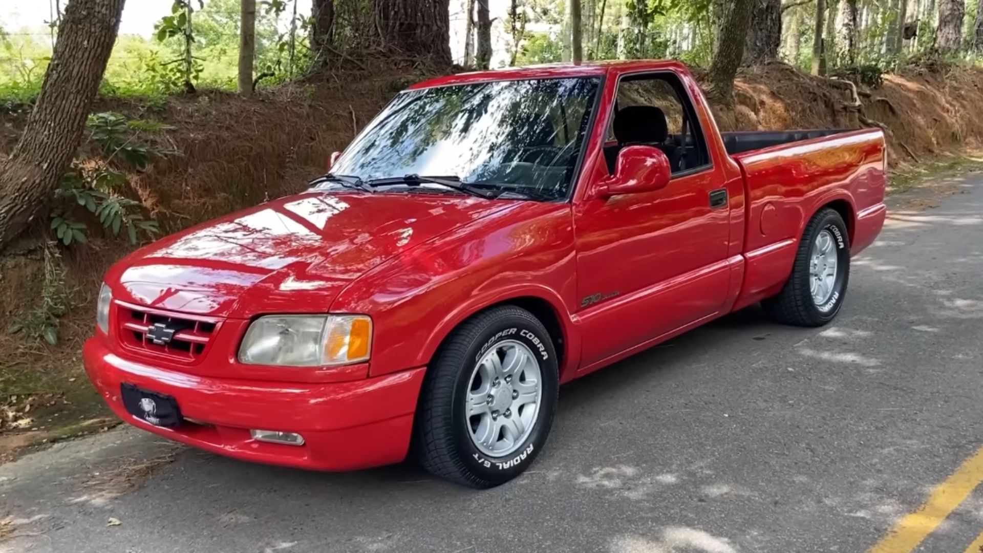 Chevrolet S10 primeira picape média fabricada no Brasil em estrada de terra