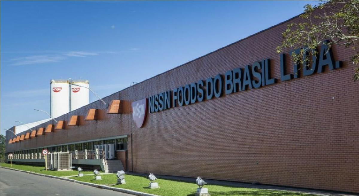 Fachada da unidade da Nissin Foods no Brasil, representando a expansão industrial em Ponta Grossa com investimento de R$ 1 bilhão.