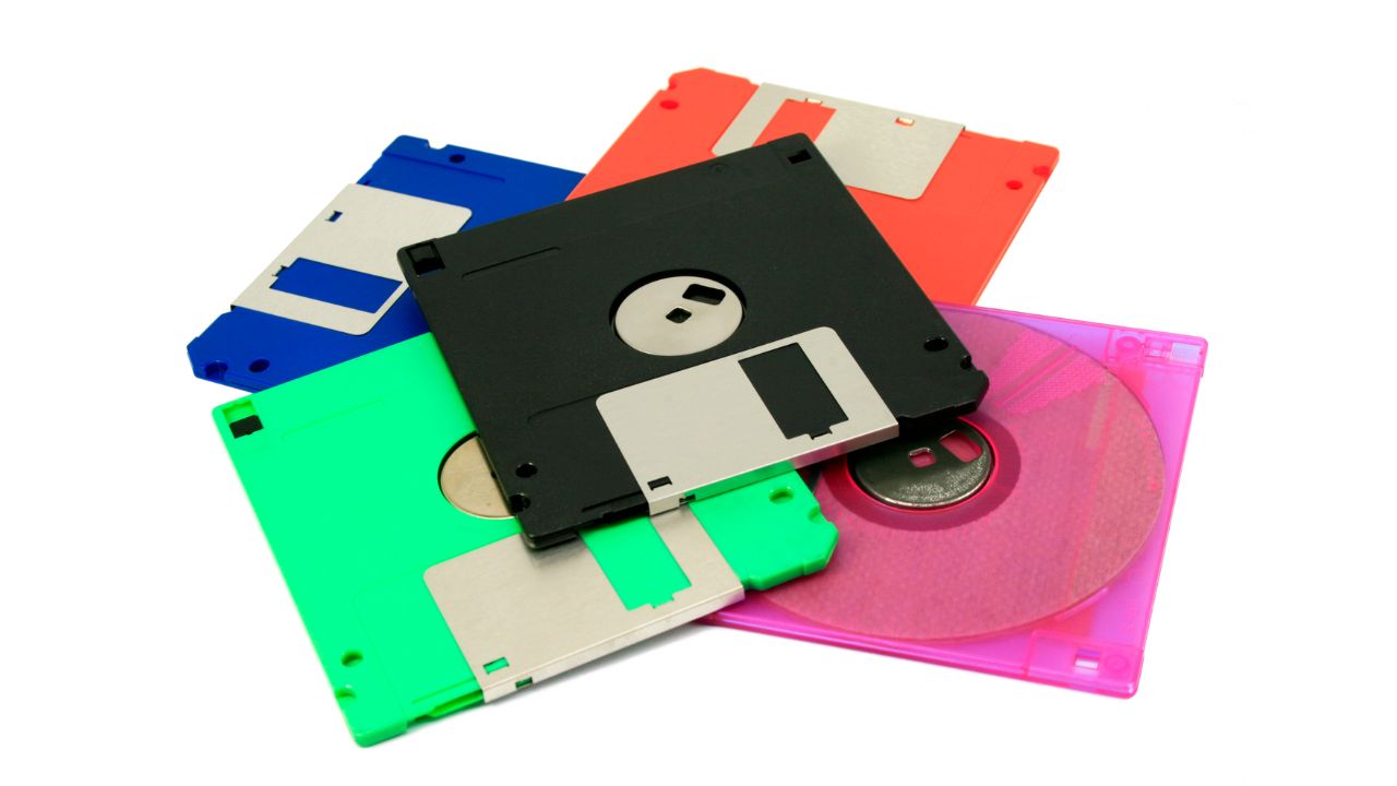 O disquete está de volta à moda com estojos retrô para cartões SD, unindo nostalgia e funcionalidade. Entenda a novidade e por que esse símbolo dos anos 90 ressurgiu.