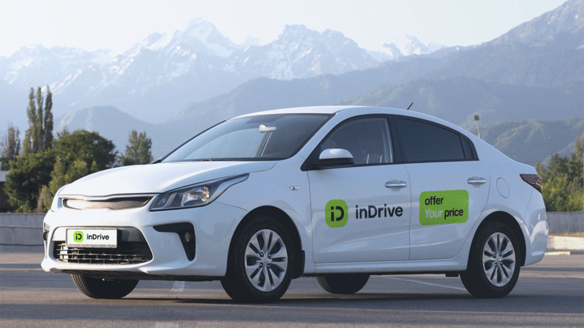Carro da inDrive da categoria Confort estacionado em via urbana, representando veículos de padrão superior com preço negociado no aplicativo.