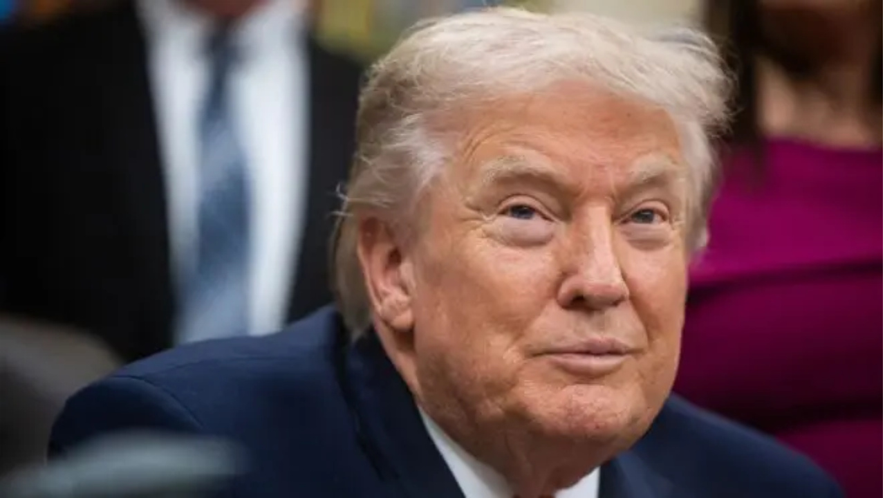 Pressão dos Estados Unidos sob Donald Trump leva petroleiros a cancelarem operações na Venezuela, imobilizando milhões de barris de petróleo e aprofundando a crise energética do país.