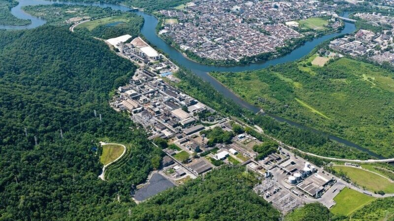 Unipar inicia operação modernizada em Cubatão após investir R$ 1 bilhão, elimina mercúrio, amplia eficiência e reforça uso de energias renováveis na produção industrial.