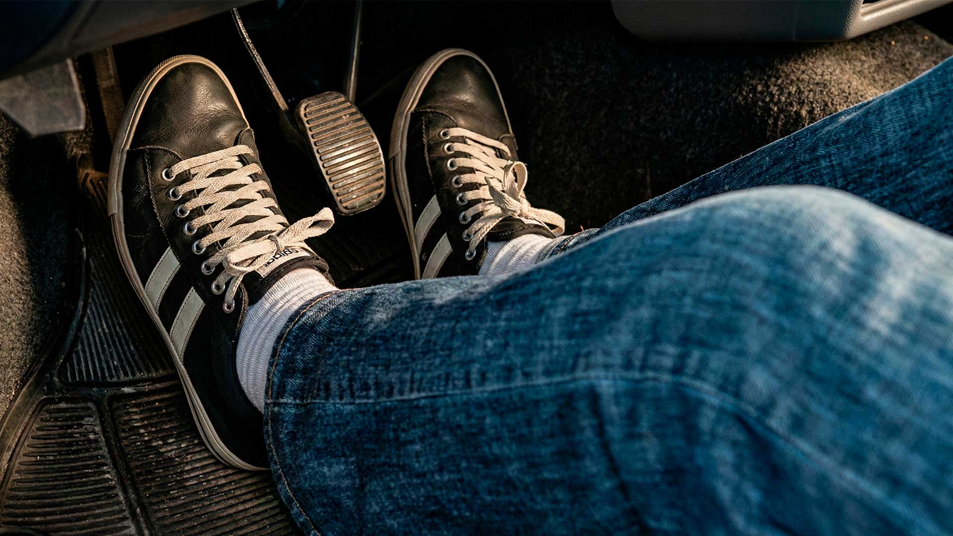 6 erros com a embreagem que estragam seu carro e pesam no bolso e como mudar hábitos simples para evitar trocas caras no sistema de transmissão