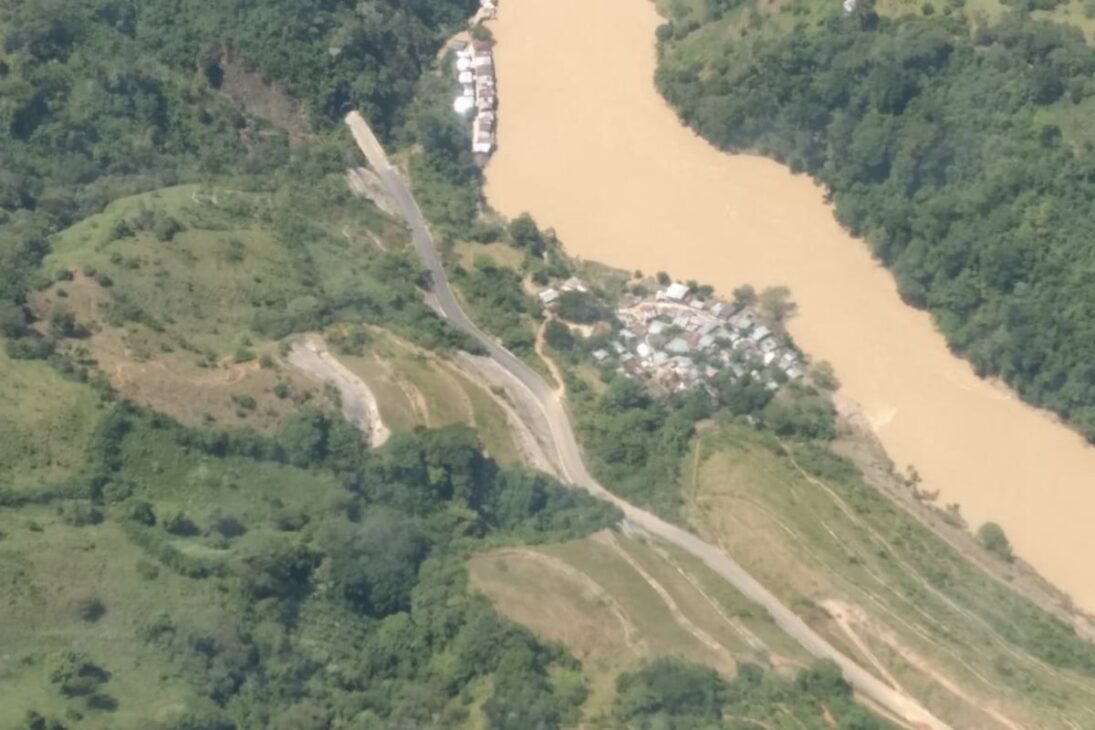 Barragem de Ituango falha, força evacuação de Puerto Valdivia, ameaça o rio Cauca e expõe riscos de uma usina hidrelétrica bilionária na Colômbia.