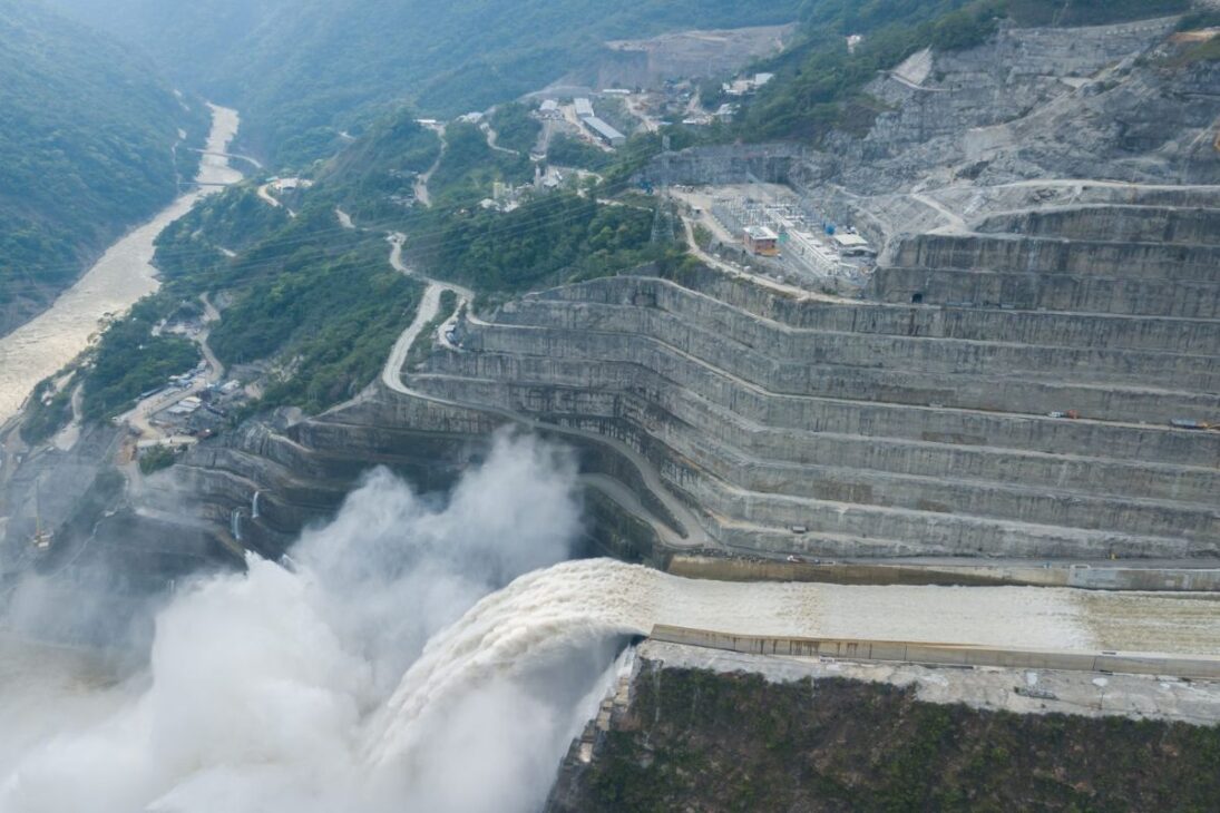 Barragem de Ituango falha, força evacuação de Puerto Valdivia, ameaça o rio Cauca e expõe riscos de uma usina hidrelétrica bilionária na Colômbia.