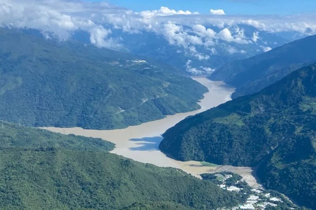 Barragem de Ituango falha, força evacuação de Puerto Valdivia, ameaça o rio Cauca e expõe riscos de uma usina hidrelétrica bilionária na Colômbia.