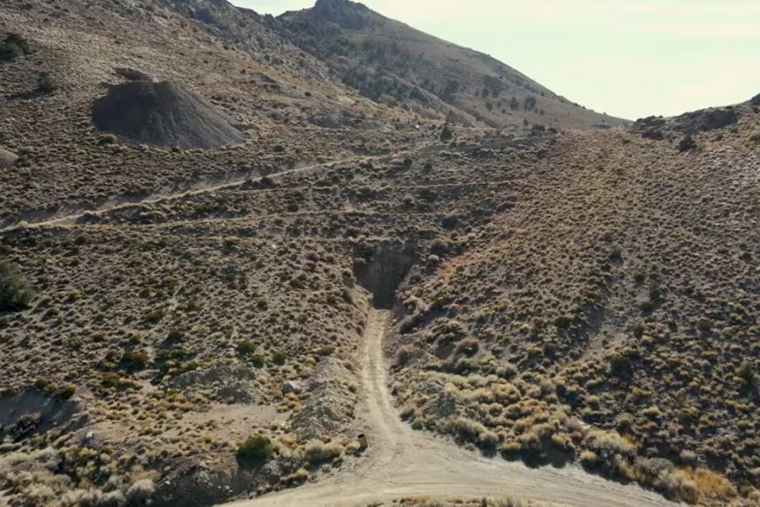 Mina abandonada em Sraordo é acessada após cinco anos de escavações e revela o Túnel Ômega, níveis subterrâneos e estruturas do século XIX soterradas por décadas, abrindo nova fase de exploração histórica.