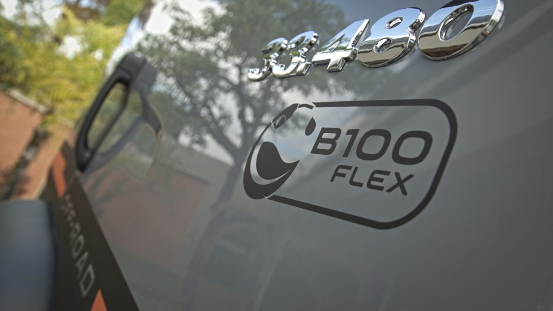 Caminhão Volkswagen com identificação B100 Flex, indicando uso de biodiesel sustentável em testes de descarbonização do transporte pesado no Brasil.