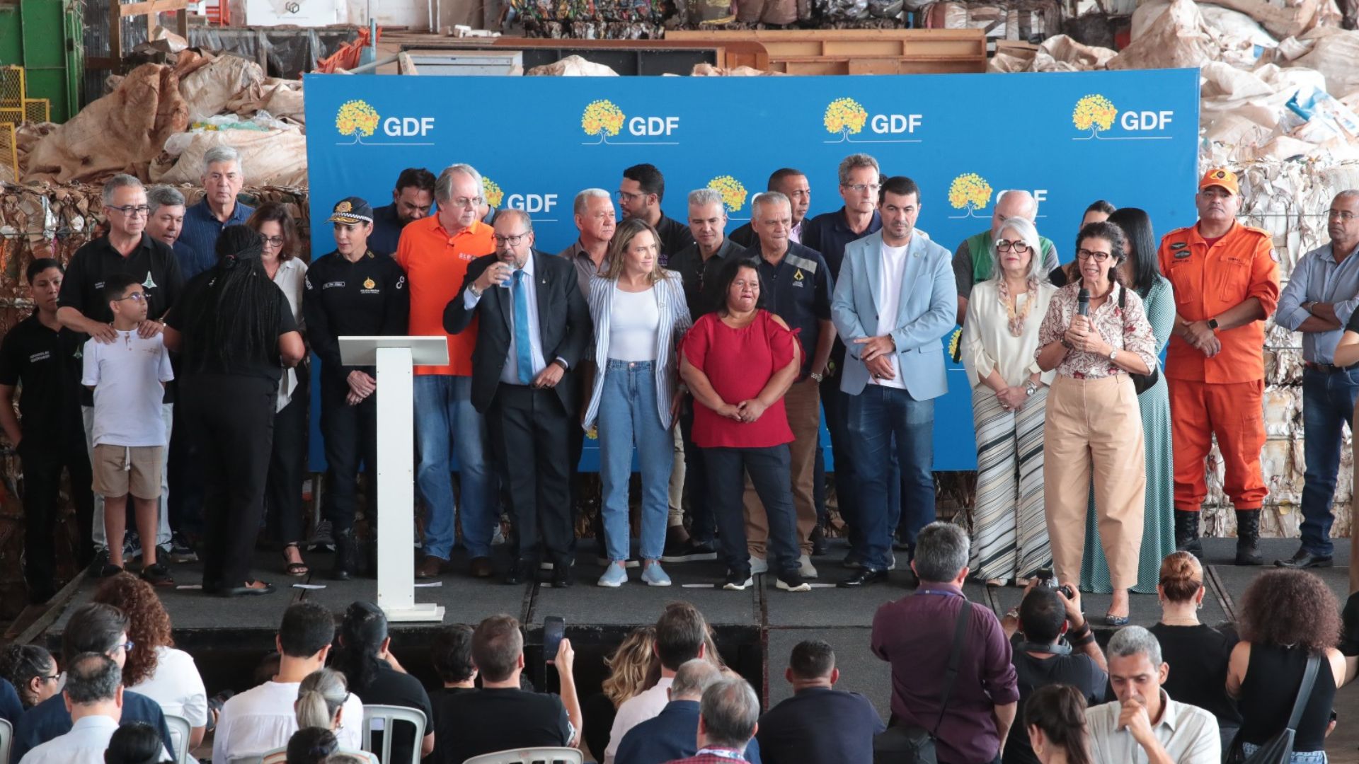 Autoridades do BNDES, do Governo do Distrito Federal e representantes de cooperativas participam de cerimônia no Complexo de Reciclagem do DF