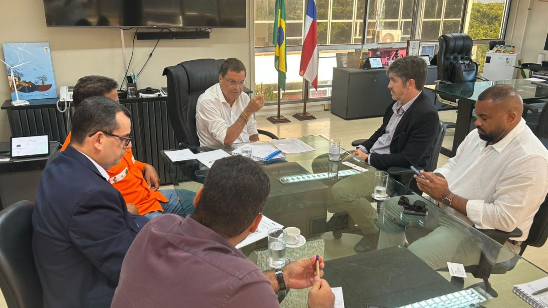 Reunião entre representantes do Governo da Bahia, Petrobras Biocombustível e trabalhadores discute produção de biodiesel, exportações para a Europa e fortalecimento da energia renovável no estado.