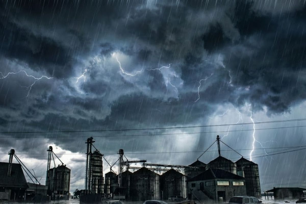 Chuvas colocam estados em alerta vermelho com risco de enchentes e deslizamentos causados pela ZCAS, elevando ameaça à vida em áreas urbanas do Brasil.