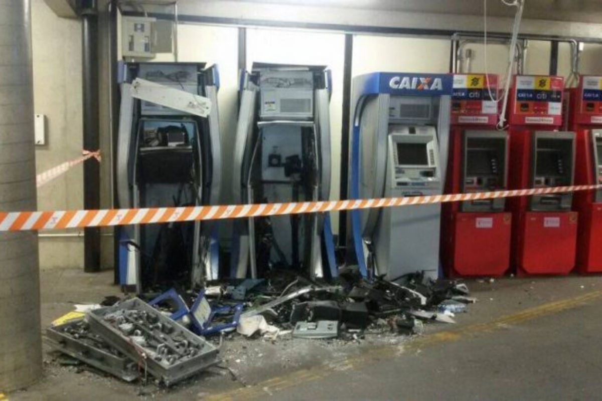 Caixa muda saques em caixas eletrônicos: limite de R$ 300 à noite, regra automática e orientação por canal, com Banco24Horas, lotéricas e Caixa Tem no Brasil.