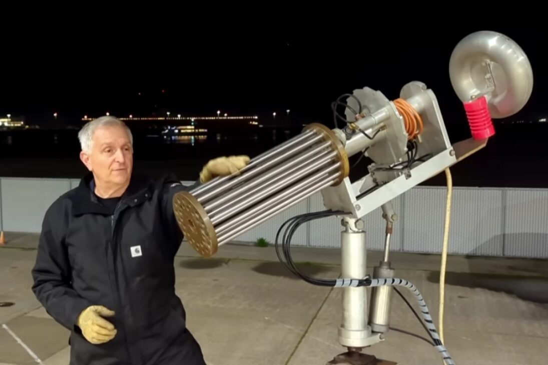 Canhão Lorentz caseiro gera plasma com alta tensão usando banco Marx, produz onda de choque e danos físicos e eletrônicos em testes extremos.