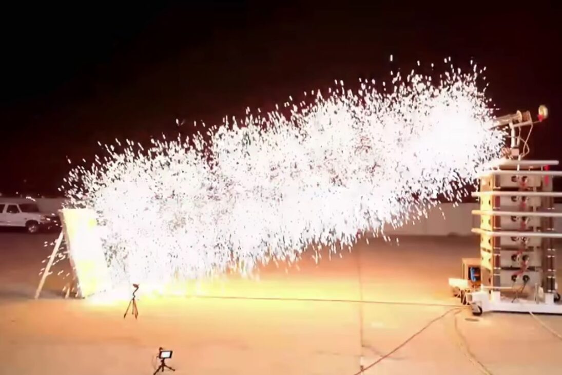 Canhão Lorentz caseiro gera plasma com alta tensão usando banco Marx, produz onda de choque e danos físicos e eletrônicos em testes extremos.