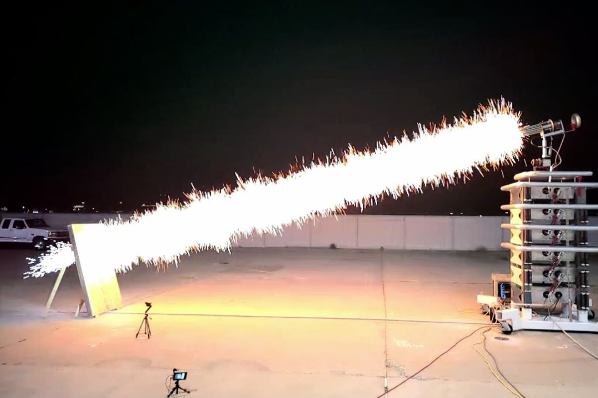 Canhão Lorentz caseiro gera plasma com alta tensão usando banco Marx, produz onda de choque e danos físicos e eletrônicos em testes extremos.