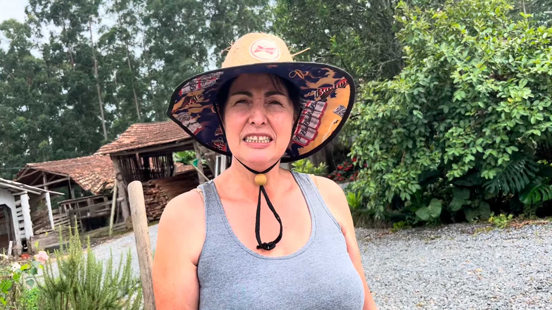 Cansada do aperto e da pressa, viúva escolhe viver sozinha na roça, cuida de 13 hectares e sustenta a rotina com frutas do quintal e um ateliê de costura dentro do sítio