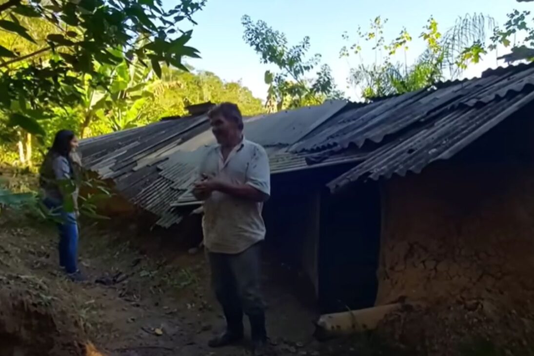 História de um casal de idosos que vive isolado em uma casa de barro enquanto luta por aposentadoria rural e assistência social.