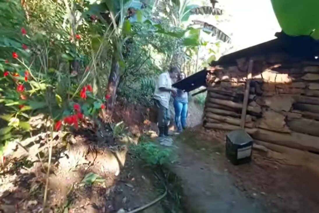 História de um casal de idosos que vive isolado em uma casa de barro enquanto luta por aposentadoria rural e assistência social.