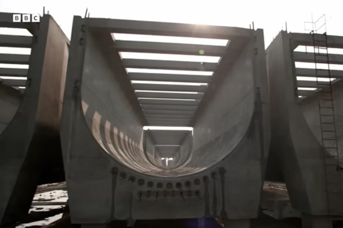 Rio artificial em aqueduto na China usa guindastes e inclinação precisa para levar água até Pequim sem bombas e abastecer milhões até 2030.