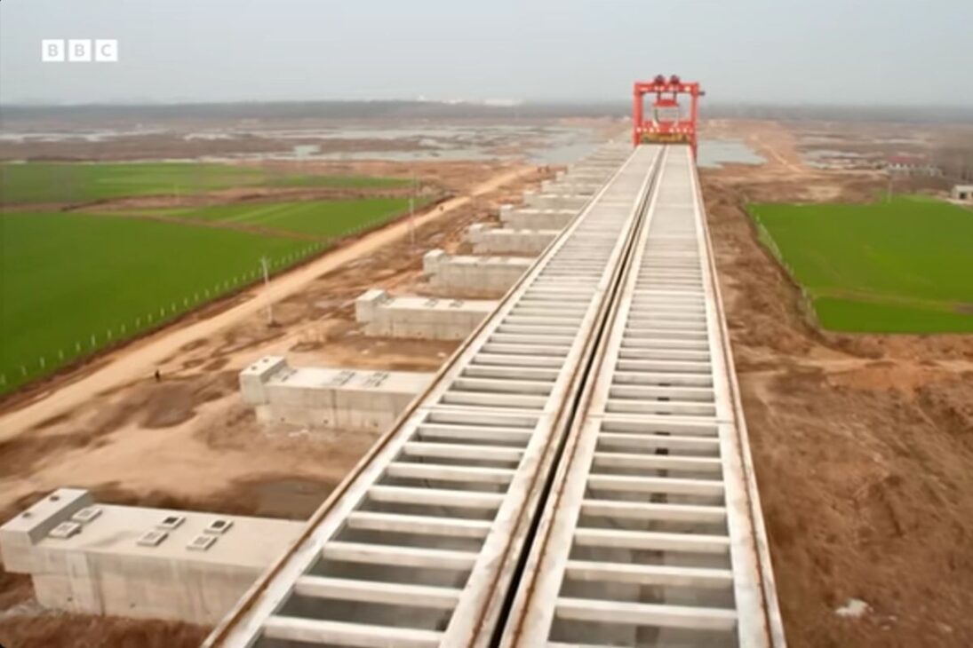 Rio artificial em aqueduto na China usa guindastes e inclinação precisa para levar água até Pequim sem bombas e abastecer milhões até 2030.