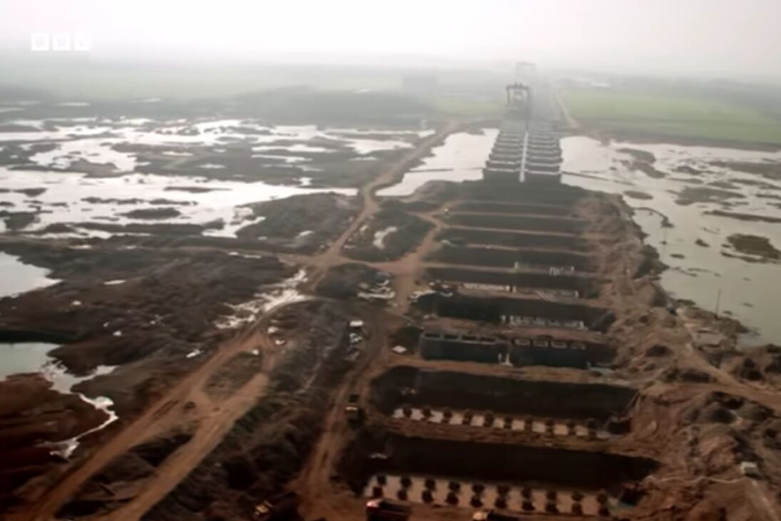 Rio artificial em aqueduto na China usa guindastes e inclinação precisa para levar água até Pequim sem bombas e abastecer milhões até 2030.