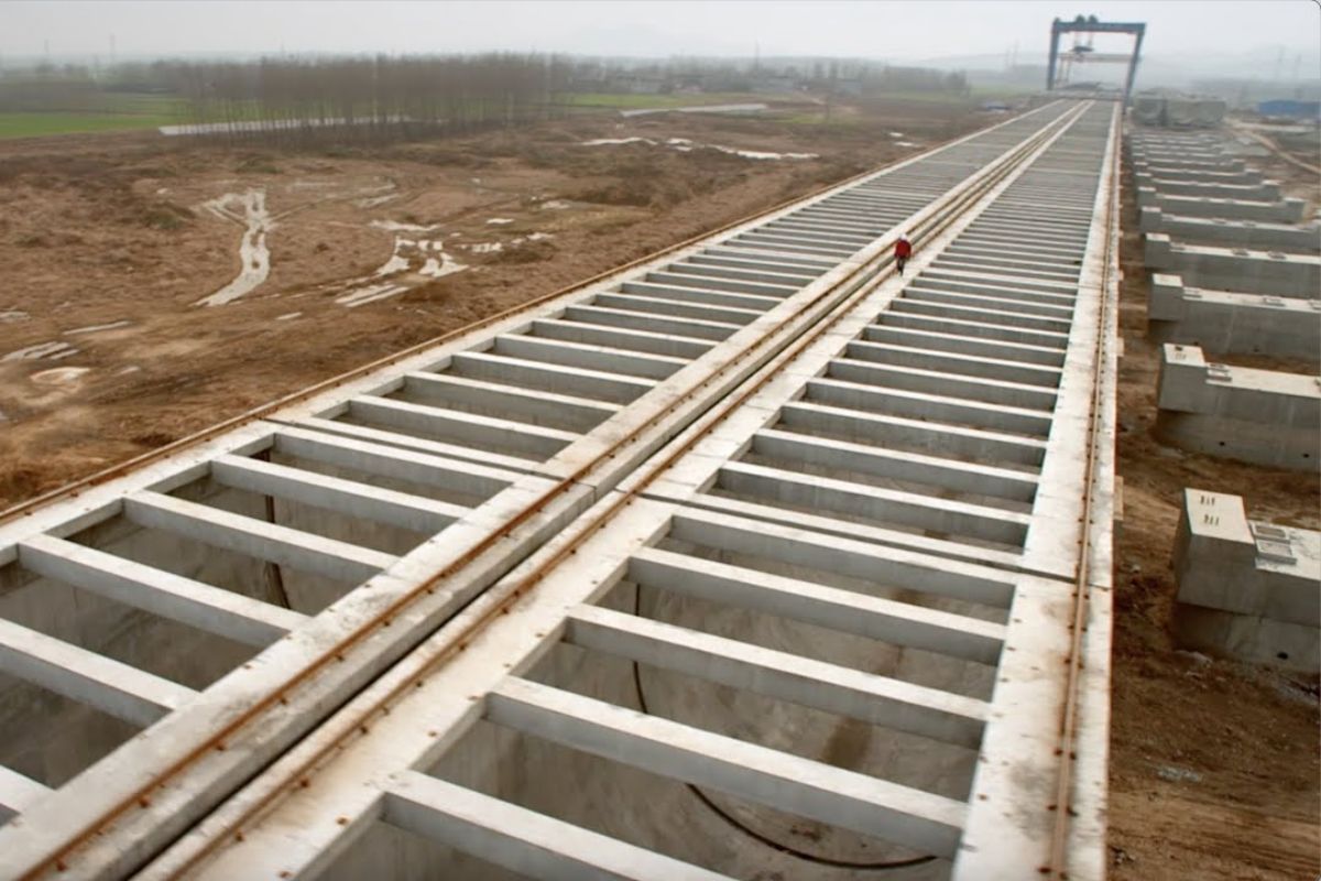 Rio artificial em aqueduto na China usa guindastes e inclinação precisa para levar água até Pequim sem bombas e abastecer milhões até 2030.