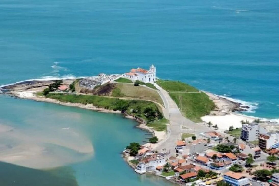 Saquarema lidera o PIB per capita no Brasil graças ao petróleo, recebe bilhões em royalties na Região dos Lagos, mas enfrenta renda baixa, informalidade e desigualdade social.