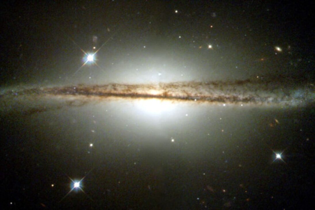 Cientistas estimam civilizações alienígenas na Via Láctea, analisam vida inteligente semelhante à Terra e reforçam o Paradoxo de Fermi ao questionar por que, mesmo com bilhões de estrelas, o universo permanece em silêncio absoluto.