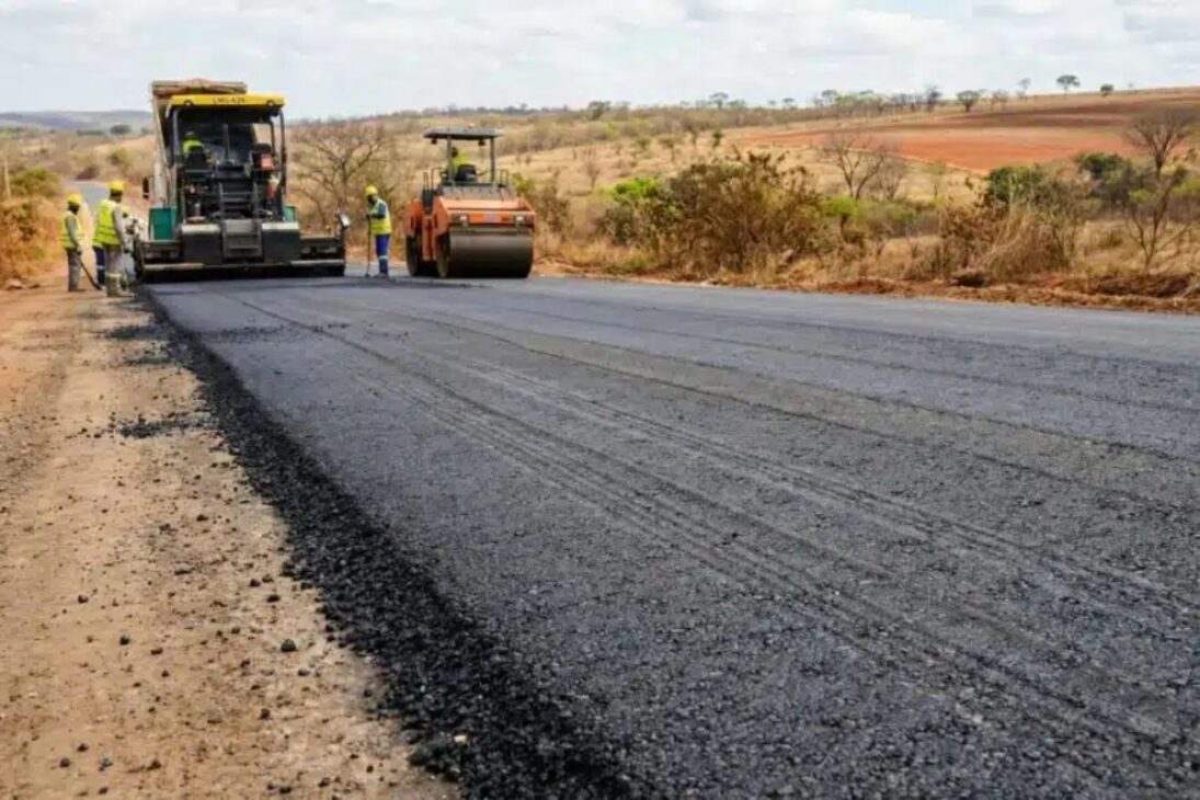 asfalto na LMG-626 avança com pavimentação em ritmo acelerado, inclui drenagem e segurança na rodovia entre Curral de Dentro e Mirandópolis, reduz poeira e lama e melhora deslocamentos.