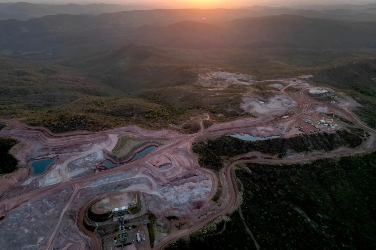Corrida global por minerais críticos coloca o Brasil no centro da disputa, com EUA e União Europeia buscando acesso a terras raras e o país entre os 10 maiores produtores de metais