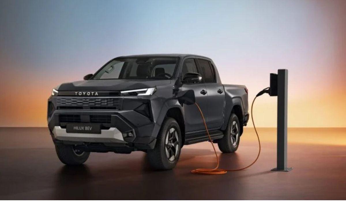 Toyota apresenta a nova Hilux 2026 com versão elétrica de 380 km, motor diesel híbrido de 48V, tração integral e visual atualizado na Europa. (Imagem: Divulgação/Toyota)